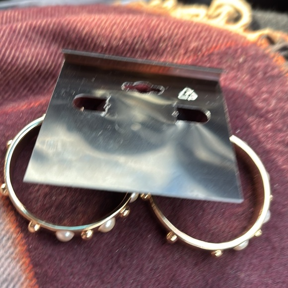 Anne Klein pearl chunky gold  love hoop earrings new - Picture 4 of 7